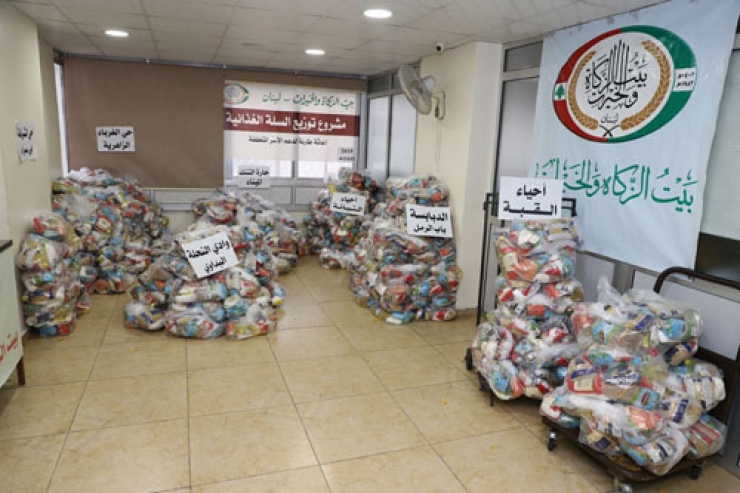 بيت الزكاة والخيرات يدخل بتقديماته الغذائية إلى منازل الأسر الأشد فقراً